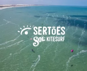 vue de drone de kitesurfeur au bresil avec logo sertoes sol kitesurf