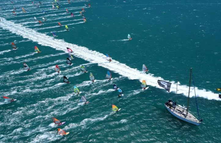 Vue de drone plongeante au-dessus de la ligne de départ des planches à voile lors du Défi Wind