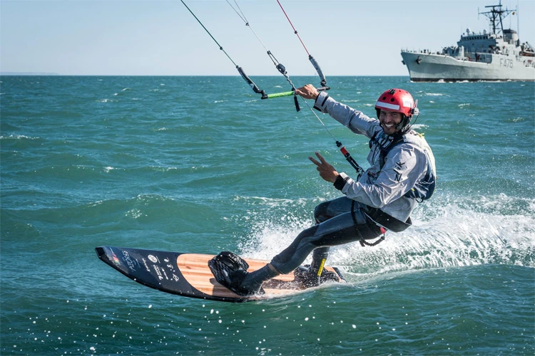 Portrait rapproché de Francisco Lufinha sur sa planche, équipé d’un casque de communication, pendant sa traversée vers les Açores